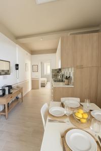 Una cocina y una sala de estar con mesa y sillas. en Tirano center-325m dal Bernina Express, en Tirano