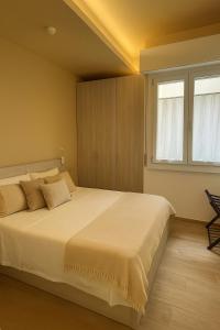 Un dormitorio con una cama grande y una ventana. en Tirano center-325m dal Bernina Express, en Tirano