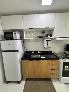 Una cocina con un refrigerador blanco y un fregadero. en Apartamento Mobiliado Belém COP30, en Belém 9 fotos más