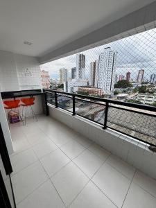 Habitación con balcón con vistas a la ciudad. en Apartamento Mobiliado Belém COP30, en Belém