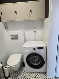 Ένα μπάνιο στο Urban Jungle Apartament Mars