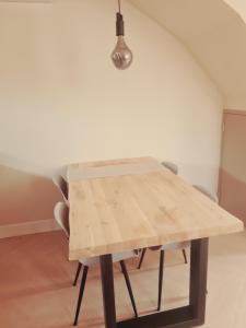 een houten tafel met stoelen in een kamer bij Tussen poort en toren in Sneek +1 foto