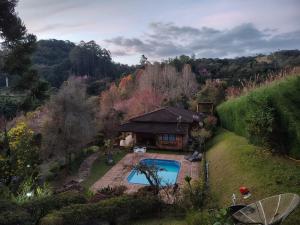 an aerial view of a house with a swimming pool at Pousada dos Pássaros in Santo Antônio do Pinhal