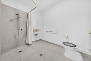 Wyndham ValeにあるWyndham Vale Retreat- Disability Friendly Accommodation- 4 Bedroom Holiday Homeのシャワー、トイレ、洗面台を備えたバスルーム +21枚の写真