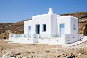 a white house in the middle of a desert at Villa Manesi in Kithnos