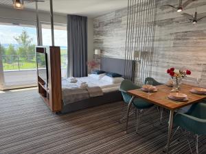Postel nebo postele na pokoji v ubytování Luxury Resort Krynica -Apartamenty No 1 with swimming pool + 57 fotografií