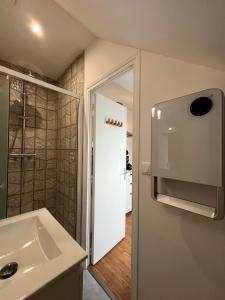a bathroom with a sink and a shower at N6 - Petit studio proche du centre in Valenciennes
