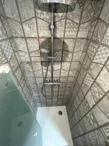 a bathroom with a ceiling with a chandelier at N6 - Petit studio proche du centre in Valenciennes