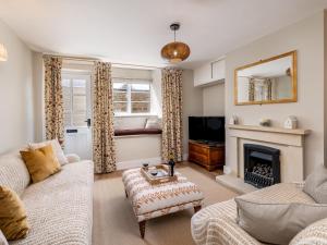 un salon avec deux canapés et une cheminée dans l'établissement Charming 2 Bed Cottage in the Heart of Adderbury Pass the Keys, à Adderbury