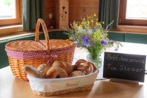 una cesta de pan sobre una mesa con un cartel en Astlhof, en Grossarl 14 fotos más