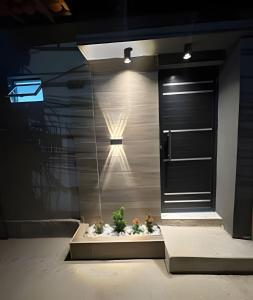 a room with a door and some plants on a table at Completa Perfeita para Turismo de Negócios e Lazer por Will Stay in Maracanaú