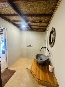 baño con lavabo en una encimera de madera en Sunny Rose Paradise Gili Air - Adults Only, en Gili Air