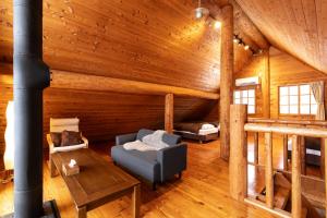 White Tree Log House Madarao Tangram的休息区