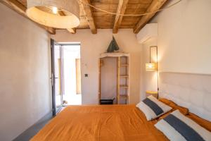 una camera da letto con un letto e un soffitto in legno di A Terra - Villa à 200m de la mer a Pianottoli-Caldarello