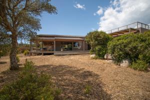 una casa con un grande cortile davanti di A Terra - Villa à 200m de la mer a Pianottoli-Caldarello