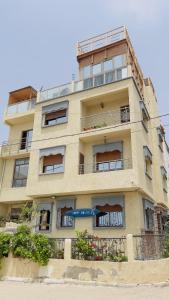イムスワンにあるComfy Surf Houseの側面にバルコニーがある高層ビル