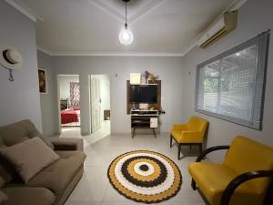 a living room with a couch and a tv at Nossa Casa de férias em Alter do Chão in Alter do Chao