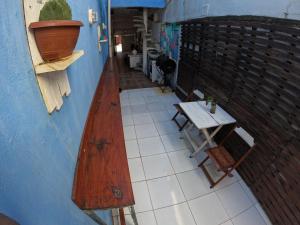 a long wooden bench on the side of a building at Pousada Kundalini Arraial in Arraial do Cabo