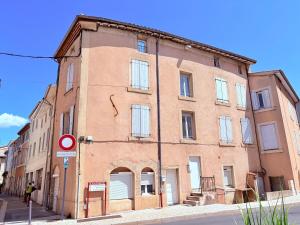 a large brick building on the corner of a street at Le Nid Urbain in Bourg-lès-Valence