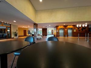 Vista Azul Apart - Vista Mata Atlântica في بيدرا أزول: غرفة كبيرة فيها طاولة وكراسي