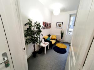 un soggiorno con un divano e un tavolo di Le binic - proche gare et centre a Saint-Brieuc
