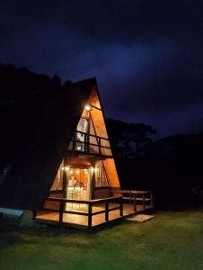 ウルビシにあるBendito Vale Hospedariaの夜の大きな窓のある小さな家