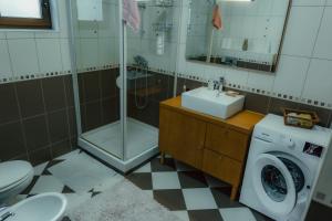 Kuca Behara في سراييفو: حمام مع حوض استحمام وغسالة ملابس