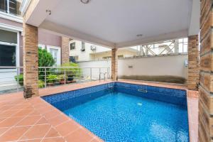 a swimming pool in the middle of a building at Spacious 4 bed - Fast Internet - Free Parking - Swimming Pool in Lagos