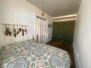 a bedroom with a bed and a green shower curtain at Appart au cœur du dernier sou in Boulogne-sur-Mer