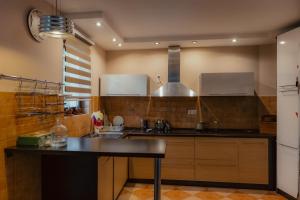 Kuca Behara في سراييفو: مطبخ مع كونتر توب في غرفة