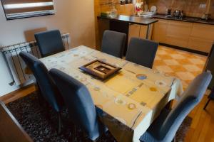 Kuca Behara في سراييفو: طاولة مع كراسي زرقاء وطاولة مع قطعة قماش +14 صورة