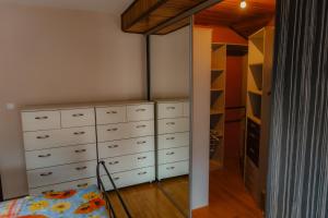 Kuca Behara في سراييفو: غرفة نوم مع مرآة وخزانة