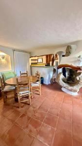 a dining room with a table and chairs and a fireplace at Villa Degli Artisti in Cugnana