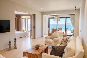 圣何塞德尔卡沃Amazing Beachfront Casa Del Mar Penthouse的客厅里有一张沙发和一张桌子。
