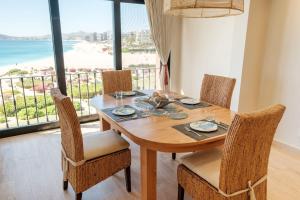 圣何塞德尔卡沃Amazing Beachfront Casa Del Mar Penthouse的餐桌和椅子,享有海景
