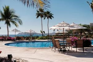 圣何塞德尔卡沃Amazing Beachfront Casa Del Mar Penthouse的一个带桌椅和遮阳伞的游泳池