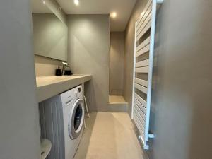 a laundry room with a washer and dryer at Bel appartement Vue Mer Climatisé à Biarritz in Biarritz +6 photos