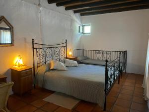 Postel nebo postele na pokoji v ubytování Cortijo rural la alberca