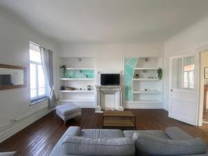 a living room with a couch and a fireplace at Appart au cœur du dernier sou in Boulogne-sur-Mer