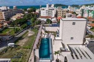 Sunrise Residence في بومبينهاس: منظر جوي لمبنى به حوض سباحة