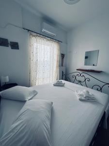 Un pat sau paturi într-o cameră la Portolos Apartments - Sarakiniko