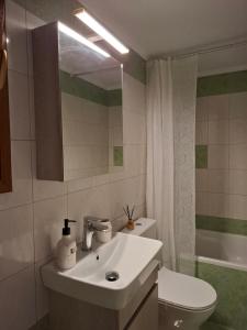 um banheiro com uma pia, um vaso sanitário e um espelho em Helen's Eden em Quios mais 12 fotografias