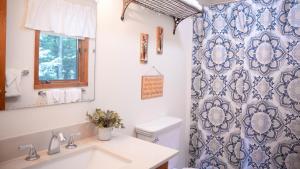 Bilik mandi di Bob's Sled Lodge home
