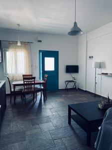 Un televizor și/sau centru de divertisment la Portolos Apartments - Sarakiniko