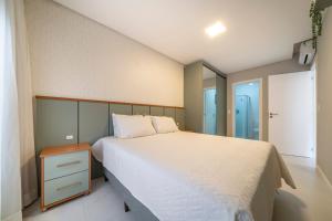 Sunrise Residence في بومبينهاس: غرفة نوم بها سرير كبير ومرآة +25 صورة