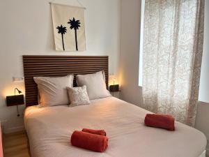 a bedroom with a bed with two red towels on it at L'Horizon Bleu - Appartement 4 chambres avec cour au centre Bourbourg in Bourbourg +15 photos