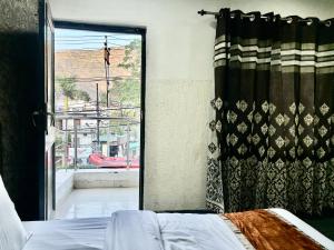 Postel nebo postele na pokoji v ubytování Hotel Dev Palace, Badrinath road, Tapovan- Rishikesh + 5 fotografií