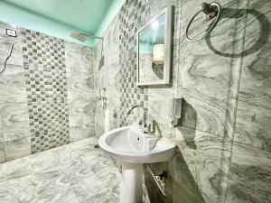 Koupelna v ubytování Hotel Dev Palace, Badrinath road, Tapovan- Rishikesh