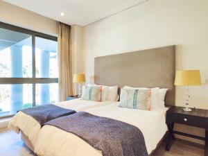 Postel nebo postele na pokoji v ubytování The Marina V&A Waterfront by Smart City Stays + 45 fotografií