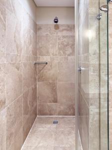 Koupelna v ubytování The Marina V&A Waterfront by Smart City Stays